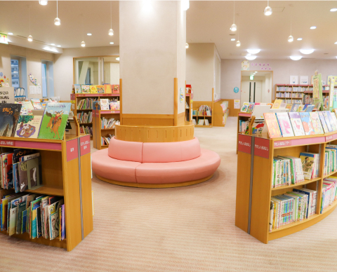 青森市民図書館の施設内02